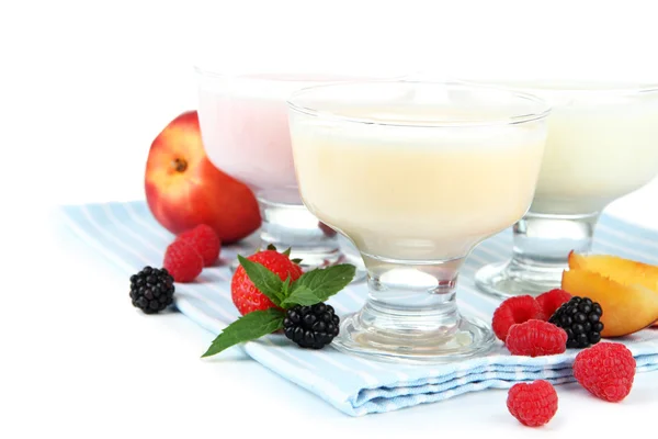 Delicioso yogur con frutas y bayas aisladas en blanco — Foto de Stock