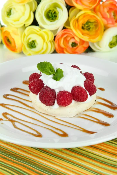 Sabroso pastel de merengue con bayas, de cerca — Foto de Stock