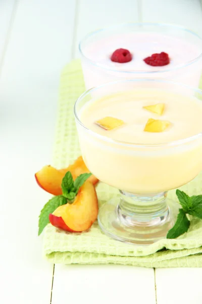 Delicious yogurt with fruit and berries on table close-up — Stock Photo, Image