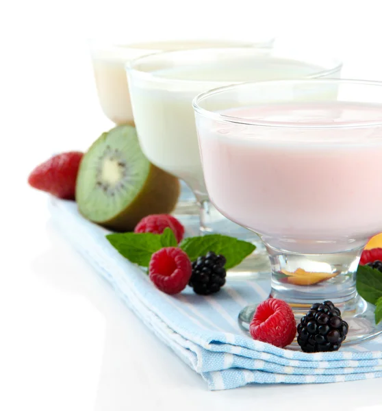 Вкусный йогурт с фруктами и ягодами, изолированные на белом — стоковое фото