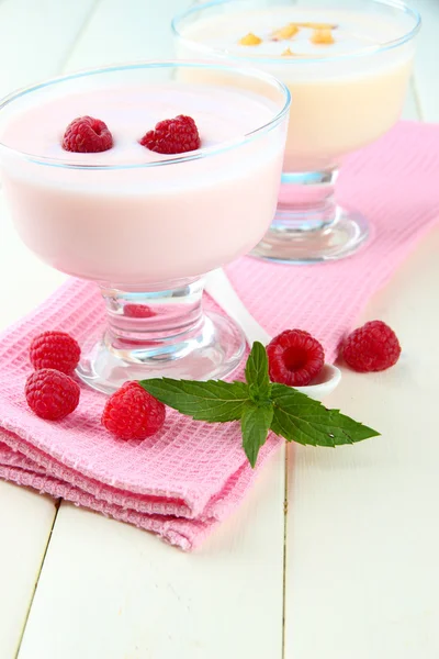 Köstlicher Joghurt mit Beeren auf dem Tisch aus nächster Nähe — Stockfoto