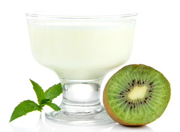 Вкусный йогурт с фруктами, изолированными на белом — стоковое фото