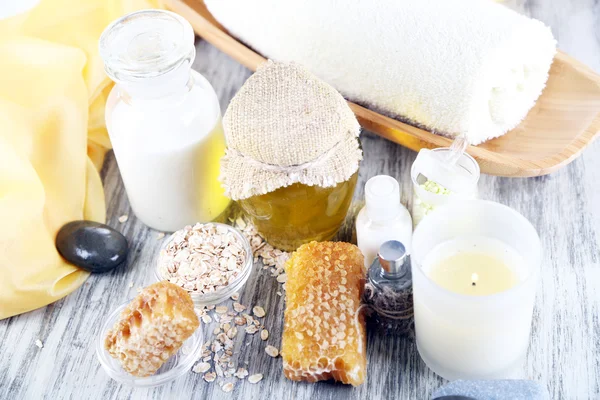 オイルと木製のテーブルのクローズ アップに蜂蜜と蜂蜜とミルクのスパ — ストック写真