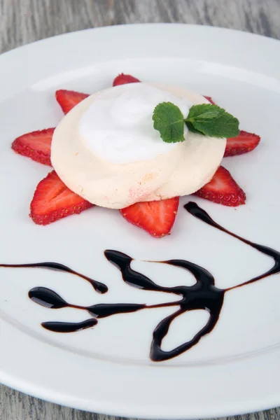 Tasty meringue cake with berries on wooden table — Stock Photo, Image