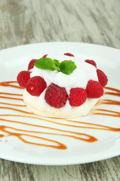 나무 테이블에 딸기와 맛 있는 머 랭 케이크 — 스톡 사진