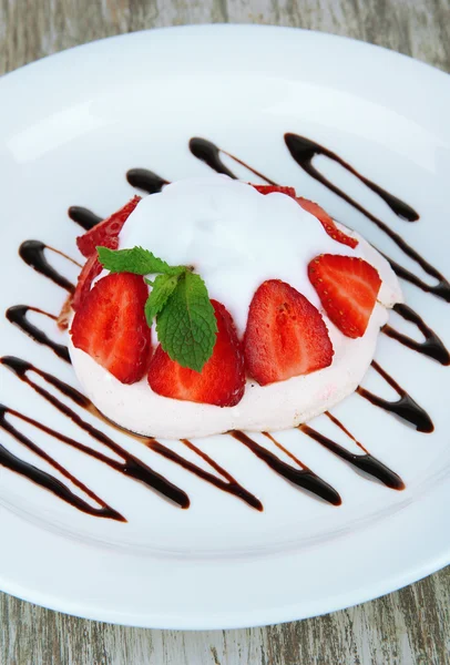 Leckerer Baiser-Kuchen mit Beeren auf Holztisch — Stockfoto