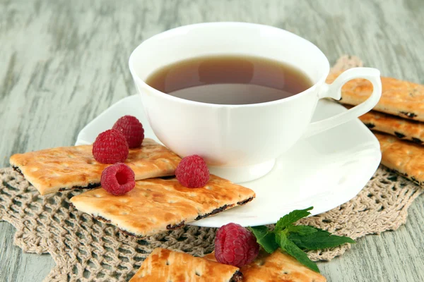 Cup of tea with cookies and raspberries on table close-up — Stock Photo, Image