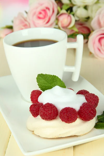 Bolo de merengue saboroso com bagas e xícara de café, na mesa de madeira — Fotografia de Stock