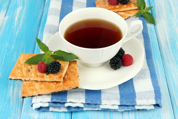 喝杯茶与 cookie 和表特写的莓果 — 图库照片