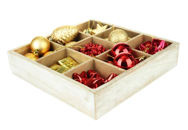 Caja de madera llena de decoraciones navideñas, aislada en blanco Imagen De Stock