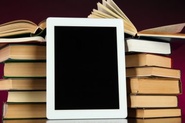 Tablet ve parlak zemin üzerine kitaplar
