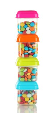 Plastik kaplar üzerinde beyaz izole dolu