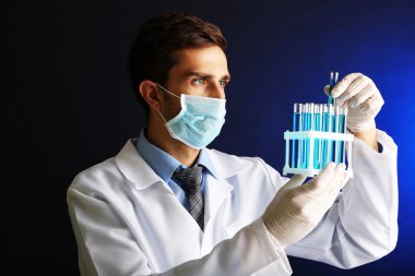 Laboratuvarda çalışan genç laboratuvar bilim adamı