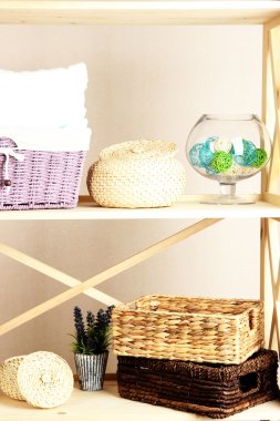 farklı ev ilgili nesneleri renk duvar zemin üzerine ile güzel beyaz raflar