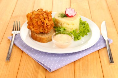 tavuk kiev üzerinde kruton ahşap zemin üzerinde patates püresi ile