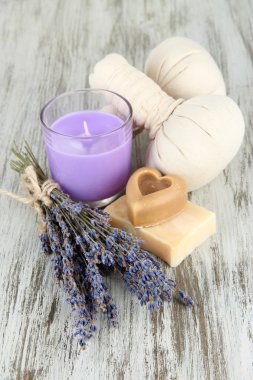 Natürmort, sabun ve ahşap zemin üzerinde taze lavanta masaj topları sabun lavanta mum ile