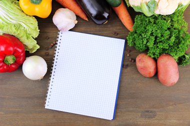 taze sebze ve baharat ve kağıt, tahta arka plan ile ilgili notlar