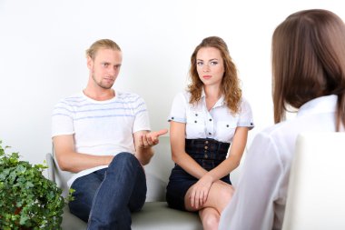 Aile psikologu resepsiyonunda sorunları olan genç bir çift.