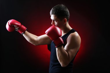 koyu arka plan üzerinde genç yakışıklı kaslı boksör