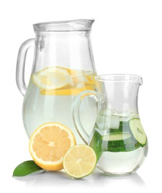 limon, salatalık ve üzerinde beyaz izole sürahi buz ile soğuk su