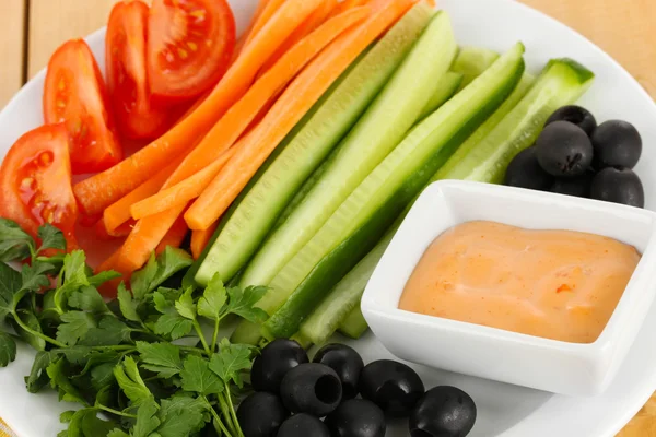 Bâtonnets de légumes crus assortis dans une assiette close up — Photo