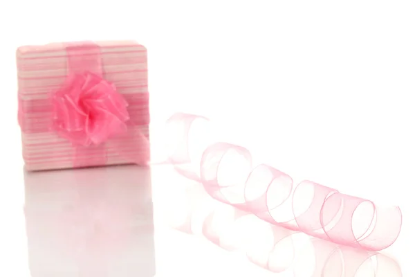Caja de regalo con rizo de cinta aislado en blanco —  Fotos de Stock