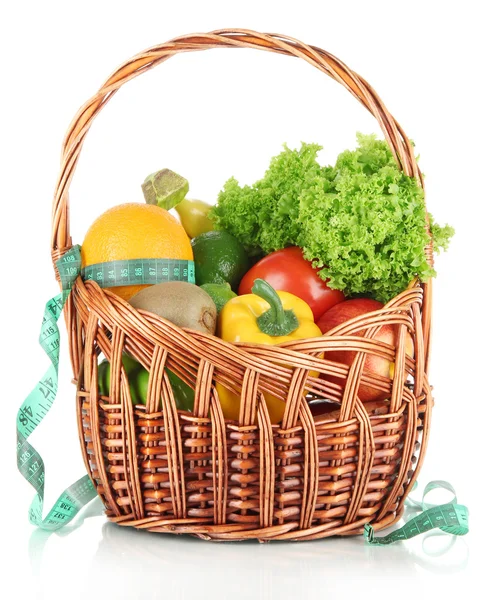 新鲜蔬菜在柳条篮上白色隔离 — 图库照片
