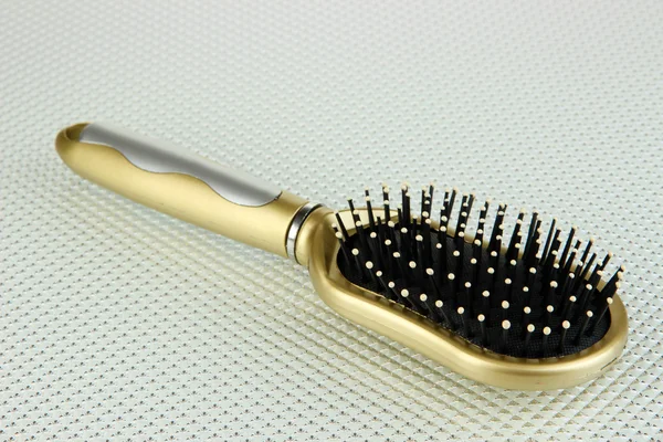 Escova de cabelo no fundo de cor — Fotografia de Stock