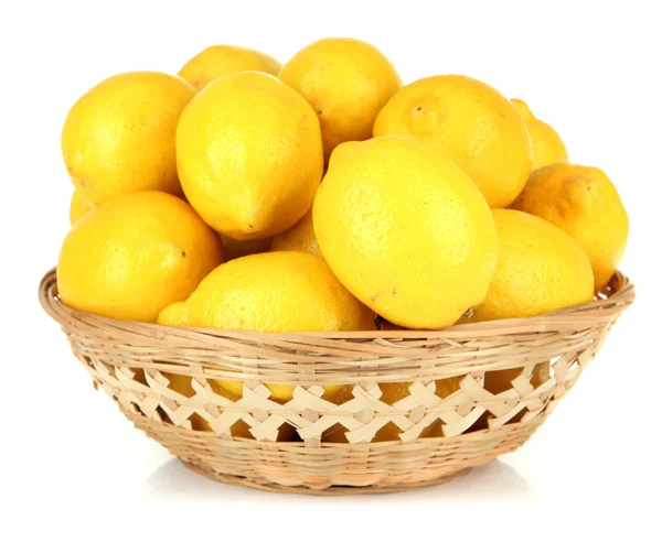 Limões maduros em cesta de vime isolado em branco — Fotografia de Stock