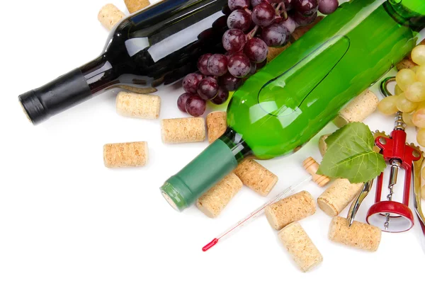 Flaschen Wein, Trauben und Korken, isoliert auf weiß — Stockfoto