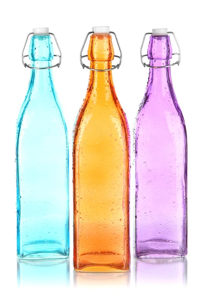 Πολύχρωμα μπουκάλια που απομονώνονται σε λευκό — Φωτογραφία Αρχείου