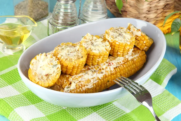 Aromatisierter gekochter Mais auf Teller auf Holztisch in Großaufnahme — Stockfoto