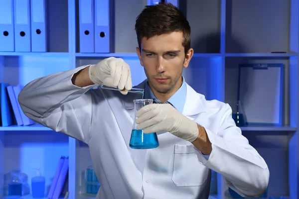 Jonge laboratorium wetenschapper werken bij lab — Stockfoto