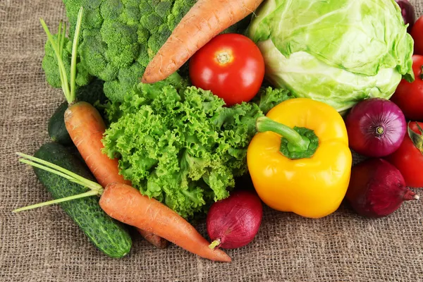 Verduras frescas sobre fondo de arpillera — Foto de Stock