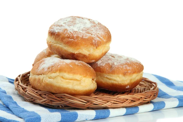 Sabrosas rosquillas en plato de mimbre, aisladas en blanco — Foto de Stock