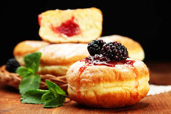 浆果木制桌上美味甜甜圈 — 图库照片