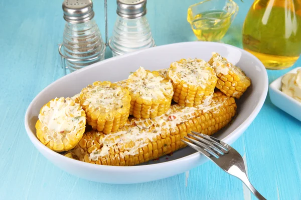 Flavored boiled corn on plate on wooden table close-up — Stock Photo, Image