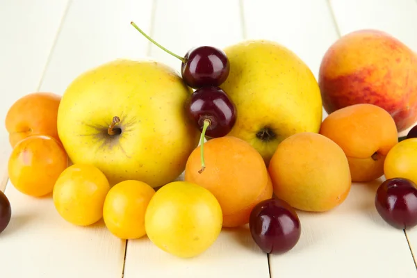 Frutas de verano brillantes en la mesa de madera de primer plano — Foto de Stock