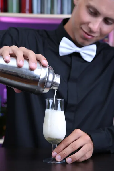 Portret van knappe barman voorbereiding cocktail in bar — Stockfoto