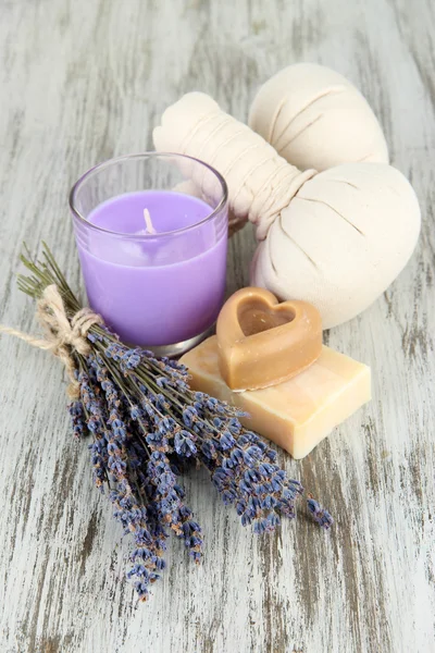 Zátiší s svíčka levandule, mýdlo, masážní míčky, mýdlo a čerstvá levandule, na dřevěné pozadí — Stock fotografie