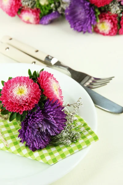 Mesa de comedor festiva con flores —  Fotos de Stock