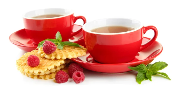 Tazas de té con galletas y frambuesas aisladas en blanco — Foto de Stock