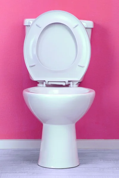 Vit toalett skål i ett badrum — Stockfoto