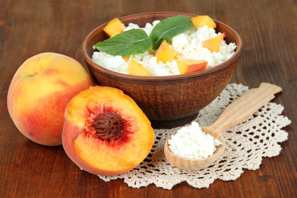 Sour cheese and fresh peaches,on wooden table background — Stock Photo, Image