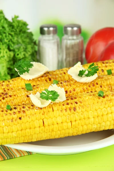 Köstliche goldene gegrillte Mais mit Butter auf dem Tisch auf hellem Hintergrund — Stockfoto