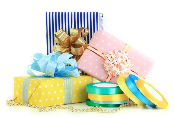 Pásky pro balení dárků s dárky izolované na bílém — Stock fotografie