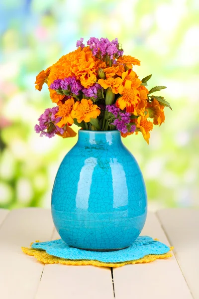 Ramillete de flores de caléndula en jarrón sobre mesa de madera sobre fondo natural — Foto de Stock