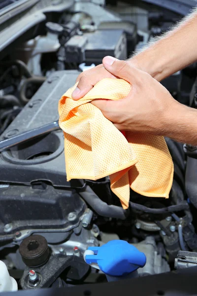 Kfz-Mechaniker putzt nach Autopflege seine fettigen Hände — Stockfoto