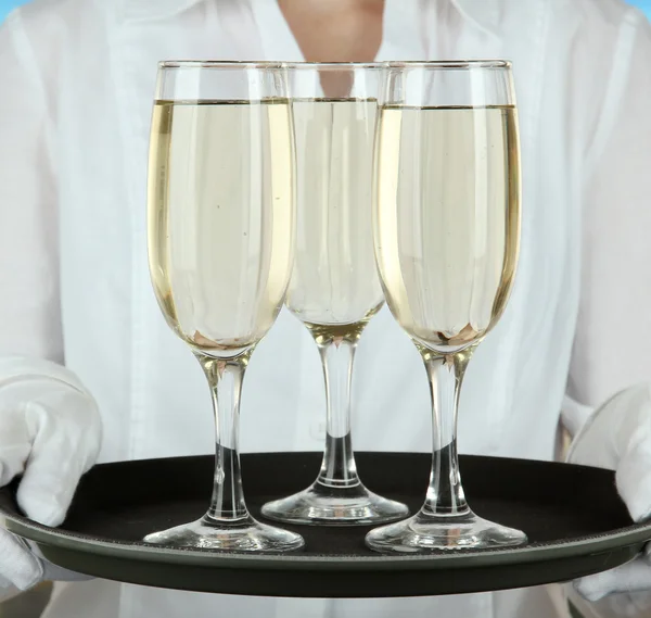 女服务员持有香槟酒杯托盘 — 图库照片