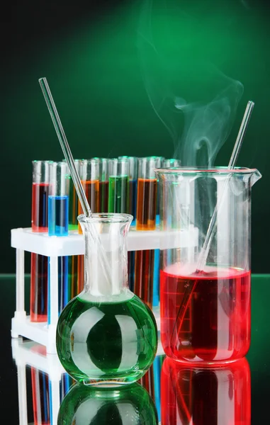 Laboratorieartiklar av glas på mörk färgbakgrund — Stockfoto